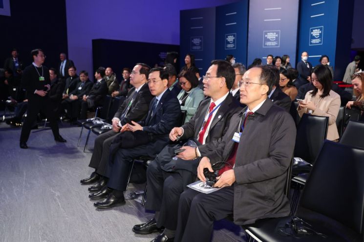 '경제외교관' 추경호, 다보스 IR 데뷔…WGBI 편입 속도