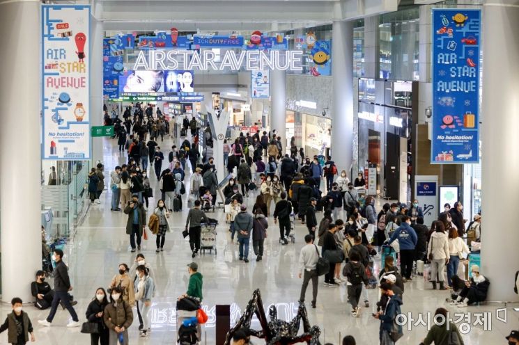 설 명절 연휴를 앞둔 지난달 20일 인천국제공항 제1여객터미널 면세구역에 출국을 앞둔 여행객들로 붐비고 있다. 사진=강진형 기자aymsdream@