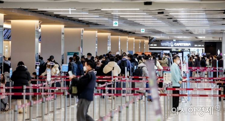 [포토]명절 연휴 앞두고 김포공항 찾은 여행객들