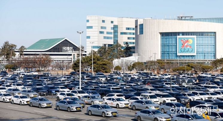 [포토]차량으로 가득한 김포공항 국내선 주차장