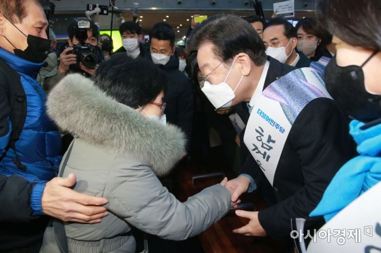 [포토] 시민들과 인사 나누는 이재명 대표
