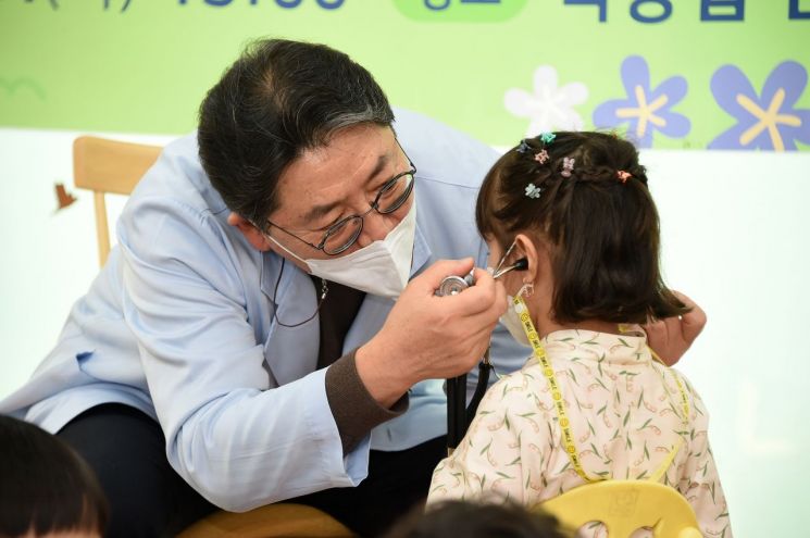 [포토] 홍태용 김해시장 “청진기서 심장소리 들리니?”