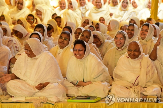 8세 소녀 데반시 상비가 수백억대 상속권을 포기하고 자이나교 승려가 됐다. 사진은 기사 내용과 관계 없음. [이미지 출처=AFP연합뉴스