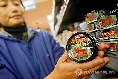 2004년 일본 슈퍼마켓에서 판매된 고래고기 통조림 [사진출처=EPA·연합뉴스]