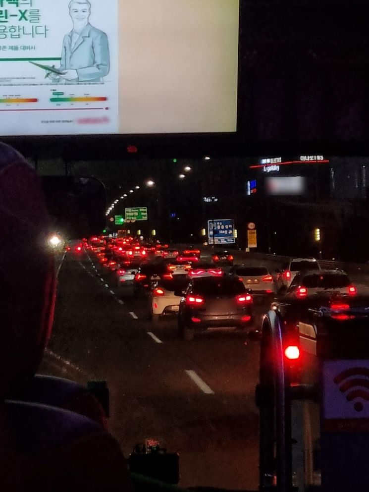20일 오후 11시48분. 다소 늦은 시간이지만 고속도로는 귀성길에 오른 차량들로 빨간 불이 꺼질 줄을 몰랐다/사진=황서율 기자chestnut@