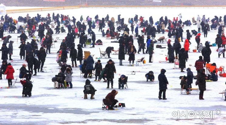 23회를 맞은 인제빙어축제는 오는 29일까지 인제 남면 빙어호일원에서 펼쳐진다. [사진 제공=인제군]
