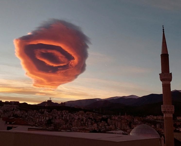 19일(현지시간) 튀르키예 부르사에서 관측된 렌즈 구름. [사진출처=로이터 연합뉴스]