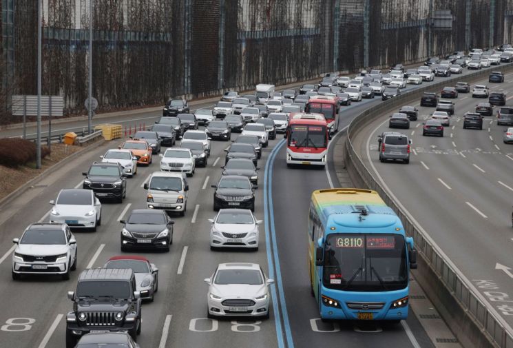 설날인 22일 오전 경부고속도로 서울 잠원IC 부근 하행선(왼쪽)에 차량들이 줄지어 늘어서 있다. [이미지출처=연합뉴스]