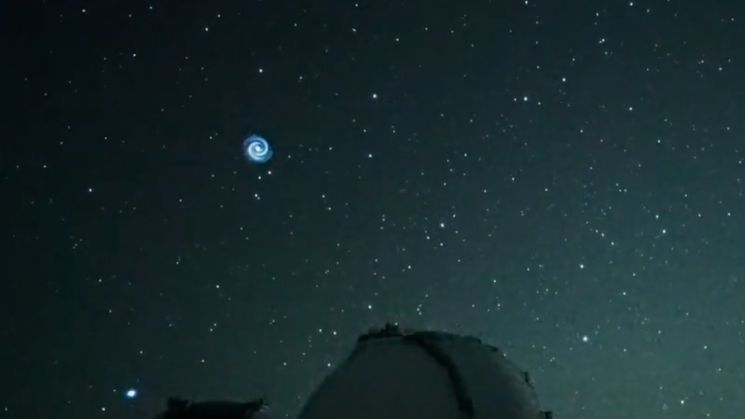 일본 국립천문대 소속 스바루 망원경이 지난 18일 하와이 상공에서 포착한 신비한 나선형 무늬. 사진출처=스바루 망원경 운영팀 트위터 계정