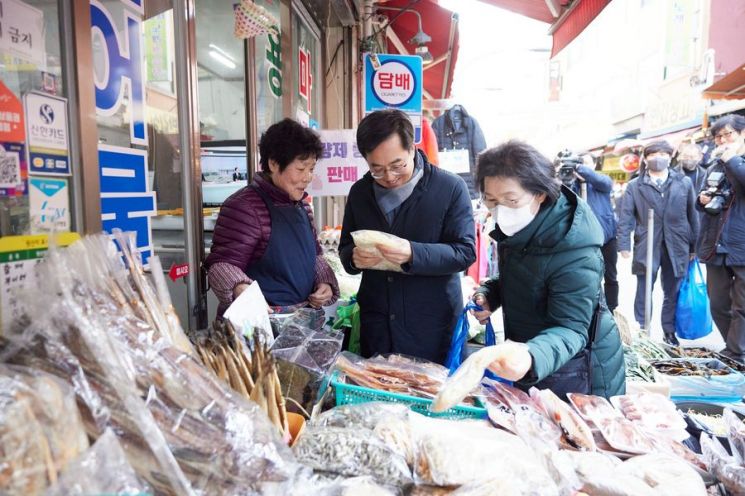 김동연 경기도지사가 전통시장에서 물건을 사고 있다. 사진=김동연 지사의 페이스북에 올라온 사진