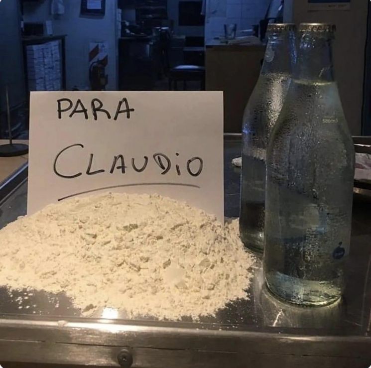 아르헨티나의 아피아 피자가게가 SNS에 올린 밀가루와 물 사진. '클라우디오를 위해'라고 써 있다. [사진출처=연합뉴스]