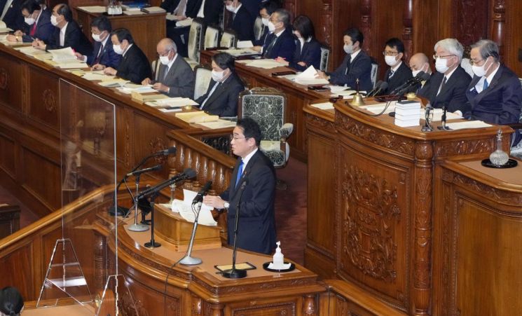 기시다 후미오 일본 총리가 23일 마스크를 벗은 채 정기국회 시정방침 연설을 하고 있다.
