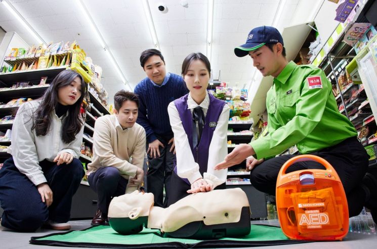 에스원 출동요원이 고객에게 심폐소생술 및 AED 사용법에 대해 교육하고 있다.