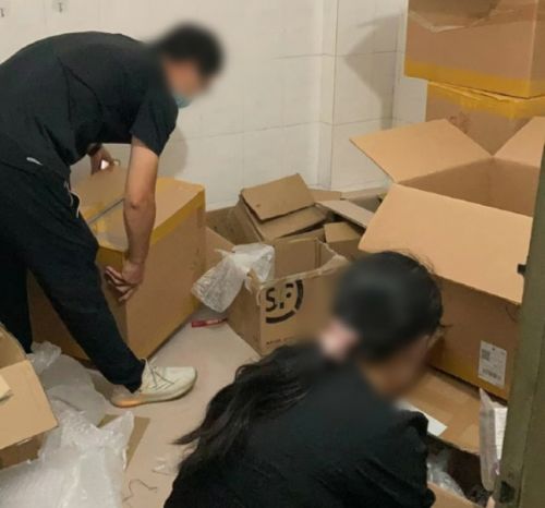 중국 현지 도매상 보관창고에서 단속반이 위조 한국산 미용 의약품을 단속하고 있다. 특허청 제공
