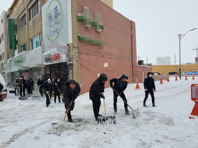 지난 24일 (가운데)김산 군수와 직원들이 무안읍 중앙로 시자지 제설작업을 하고 있다. [사진제공=무안군]