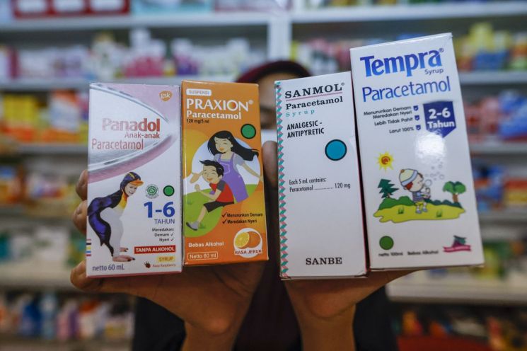 지난해 10월께 인도네시아 보건부는 약 100명의 어린이들이 급성 신장 부상으로 사망한 후 약국과 보건 종사자들에게 시럽과 액체 약의 처방을 중단할 것을 요청했다. [사진출처=EPA·연합뉴스]