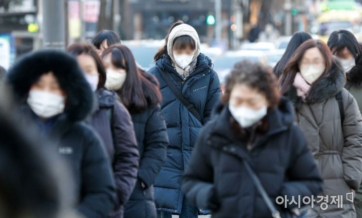 서울 종로구 세종로 네거리에서 직장인들이 두꺼운 외투를 입고 출근길에 오르고 있다. 사진=강진형 기자aymsdream@