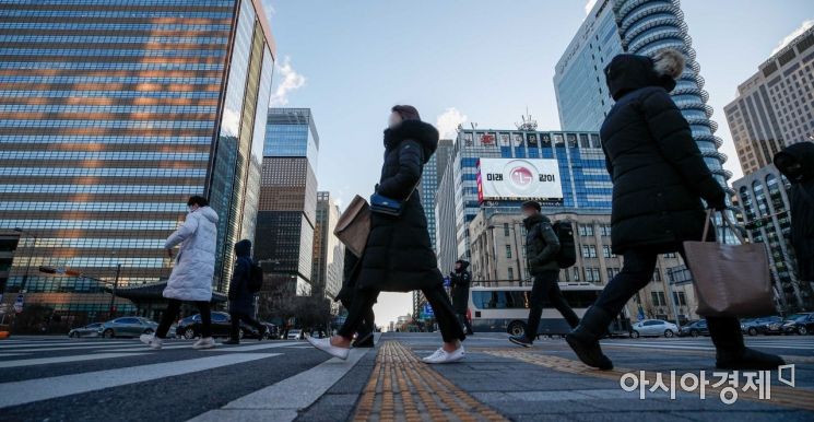 지난달 25일 서울 종로구 세종로 네거리에서 직장인들이 두꺼운 외투를 입고 출근길에 오르고 있다. 사진=강진형 기자aymsdream@