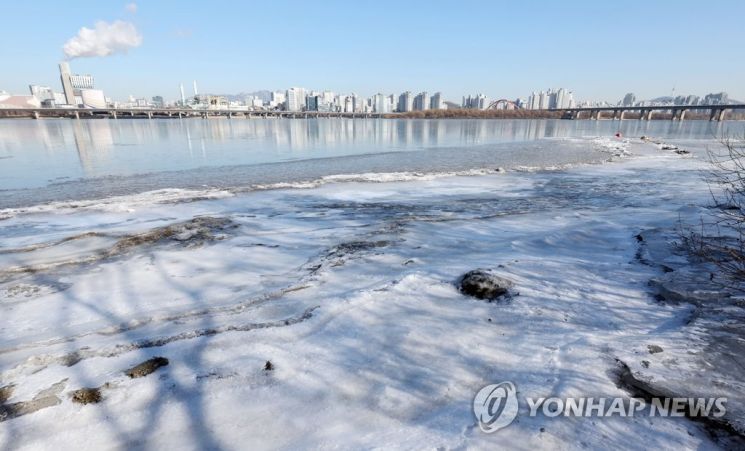 한파로 얼어붙은 한강. 수도계량기는 영하 10도 미만의 기온에 취약하다. / 사진=연합뉴스