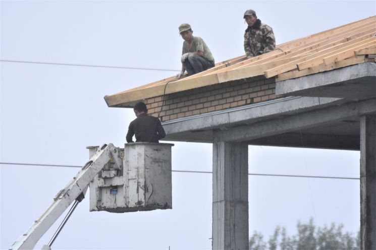 러시아에서 일하는 북한 노동자들 [사진=강동완 동아대 교수 제공]