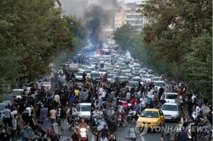 지난해 9월 이란 테헤란에서 경찰과 충돌한 시위대. [이미지출처=EPA 연합뉴스]