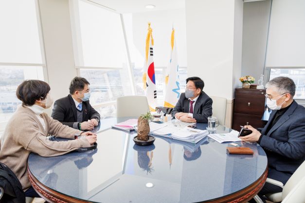 종로구, 광화문광장 거리응원전 청소 지원 감사패 받아