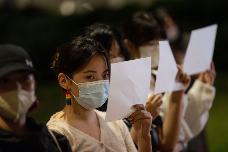 '中 제로 코로나 반대' 백지시위 벌이는 홍콩대 학생들 [사진출처=EPA·연합뉴스]