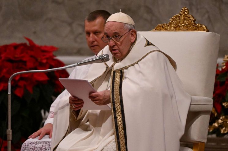 프란치스코 교황 "동성애 범죄 아냐…죄와 범죄 구분해야"