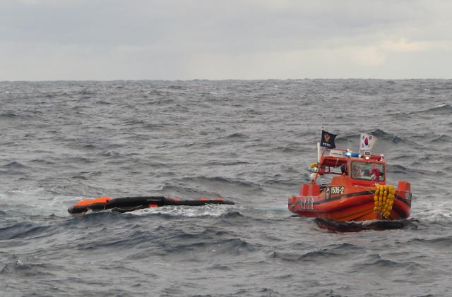 홍콩 화물선, 야간수색 돌입…14명 구조·8명 실종