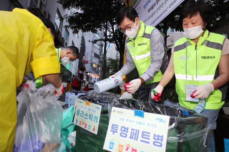 재활용정거장에서 자원관리사들과 함께 선별작업을 하는 정원오 성동구청장(사진 가운데)