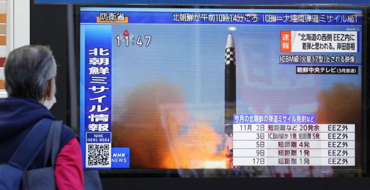 지난해 11월 일본 도쿄의 한 시민이 북한의 탄도미사일 발사 관련 뉴스 보도를 시청하고 있다. [이미지출처=로이터연합뉴스]