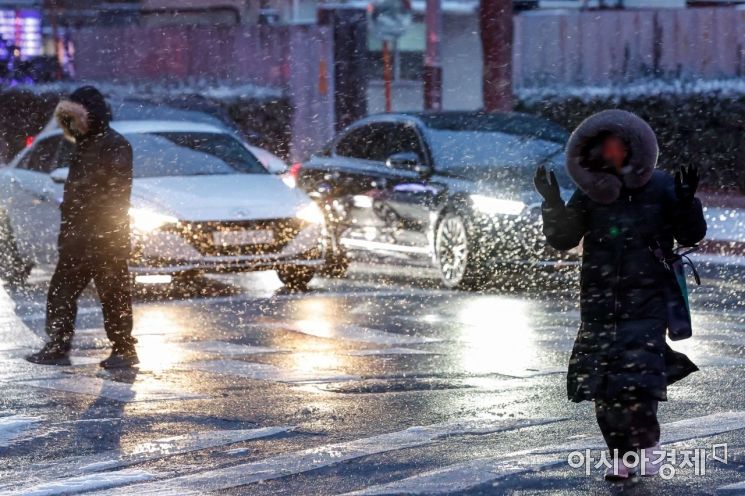 중부지방 중심으로 눈이 내리고 있는 26일 서울 종로구 정부서울청사 인근에서 직장인들이 출근길에 오르고 있다. 사진=강진형 기자aymsdream@