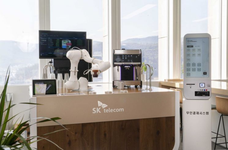 SKT, AI바리스타로봇 출시…커피로봇 대중화 이끈다