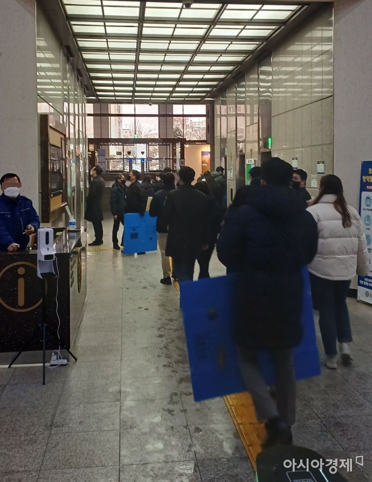 서울서부지검 소속 검사와 수사관들이 압수수색에 나서 26일 오전 서울 종로구 내자동 서울경찰청 로비
