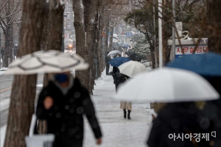 중부지방 중심으로 눈이 내리고 있는 지난 26일 서울 종로구 정부서울청사 인근에서 직장인들이 출근길에 오르고 있다. 사진=강진형 기자aymsdream@