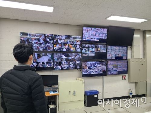 건물 내 설치된 CCTV를 관리사무실에서 모니터링하는 모습.