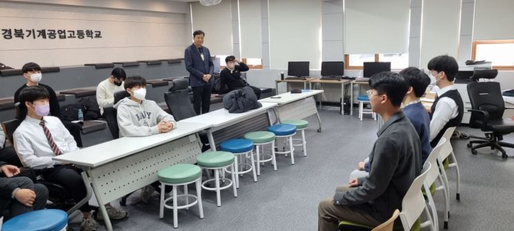 경북기계공고 학생들이 학교에서 모의면접 훈련을 하고 있다.