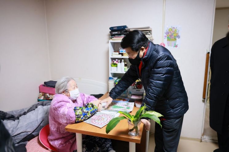 서강석 송파구청장이 지난해 연말 노인복지시설에 방문해 어르신들의 안부를 살피며, 애로사항을 경청하고 있다