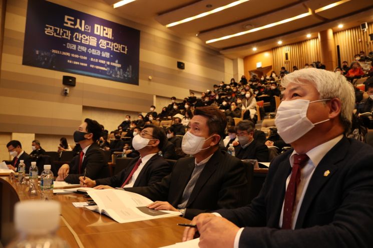 이강덕 시장, 백인규 시의회 의장, 김병욱 국회의원, 김무환 포스텍 총장을 비롯한 참석자들이 강연을 청취하고 있다.