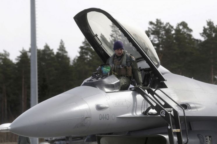 美 탱크받는 우크라, F-16 전투기도 기대…"산타한테 요청했다"