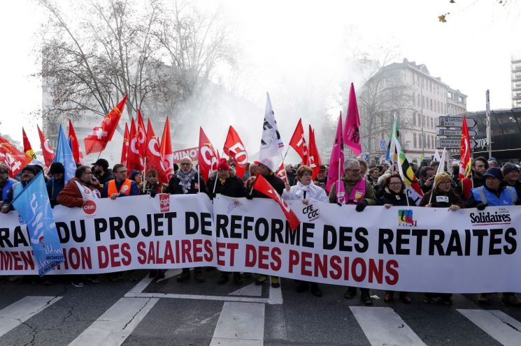 프랑스 정부의 연금개혁안에 반대하는 노동조합이 지난 19일(현지시간) 전국적으로 파업을 시작한 가운데 프랑스 남부 도시 툴루즈에서 '연금개혁 철회'라고 쓰인 배너를 들고 행진하고 있다. [이미지출처=EPA연합뉴스]