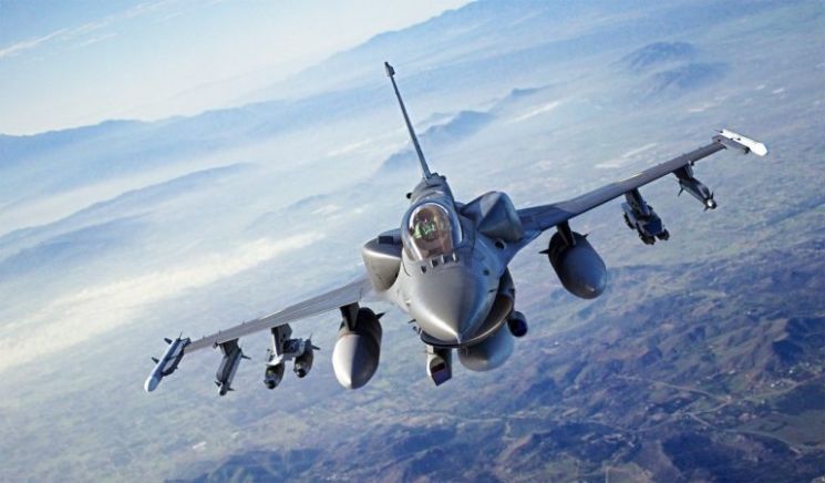 美 탱크받는 우크라, F-16 전투기도 기대…"산타한테 요청했다"
