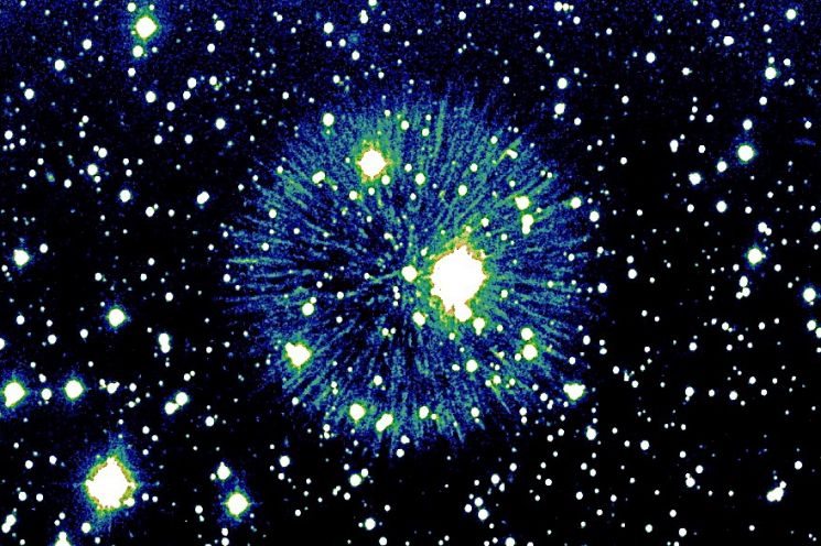불꽃놀이처럼 사방으로 가느다란 방사선을 방출하는 희귀 초신성 Pa 30. 사진출처=미국 다트머스대 홈페이지.