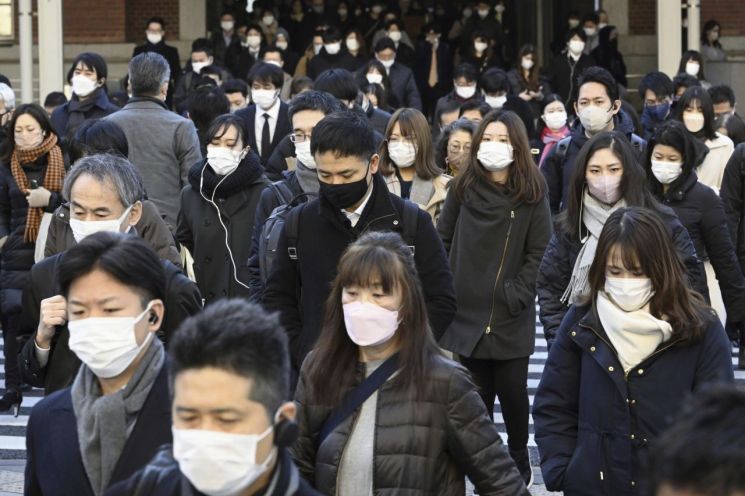 지난 20일(현지시간) 일본 도쿄역 밖에서 마스크를 쓴 시민들이 출근하고 있다. [사진출처=연합뉴스]