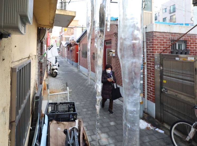 지난달 30일 오전 서울 시내의 한 주택가에 고드름이 맺혀 있다. [사진출처=연합뉴스]