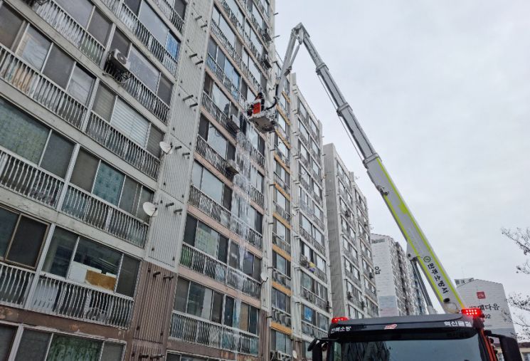 겨울철 시민 안전을 위해 고드름을 소방당국이 굴절차를 이용해 제거하는 모습. 연합뉴스