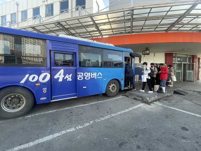 신안군 1004 버스가 목포 버스터미널에서 승객을 태우고 있다. [사진제공=신안군]