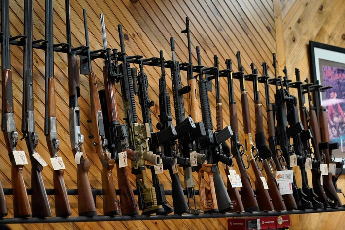 미국 메인주 오번의 한 총기 상점에 다양한 총기가 진열돼 있다. 사진은 기사의 특정 내용과 관련 없음. 사진제공=AP·연합뉴스