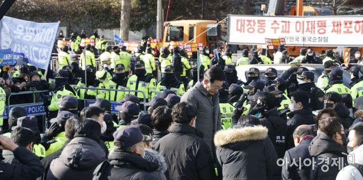 이재명, 재소환 앞두고 '광폭행보'…비명 '민주당의 길' 축사