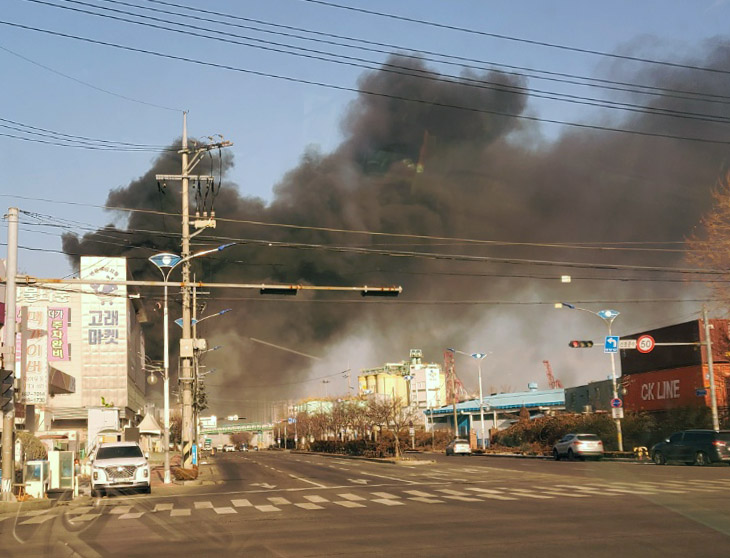 28일 오후 인천시 중구 항동7가 한 창고 건물에서 불이 나 검은 연기가 치솟고 있다. [이미지출처=연합뉴스]